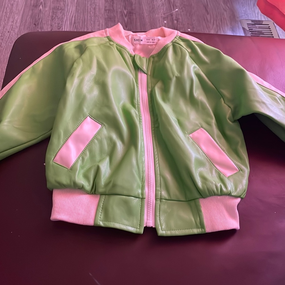 It’s A 3T , Lime Green & Cream . It’s from shein & Worn Once